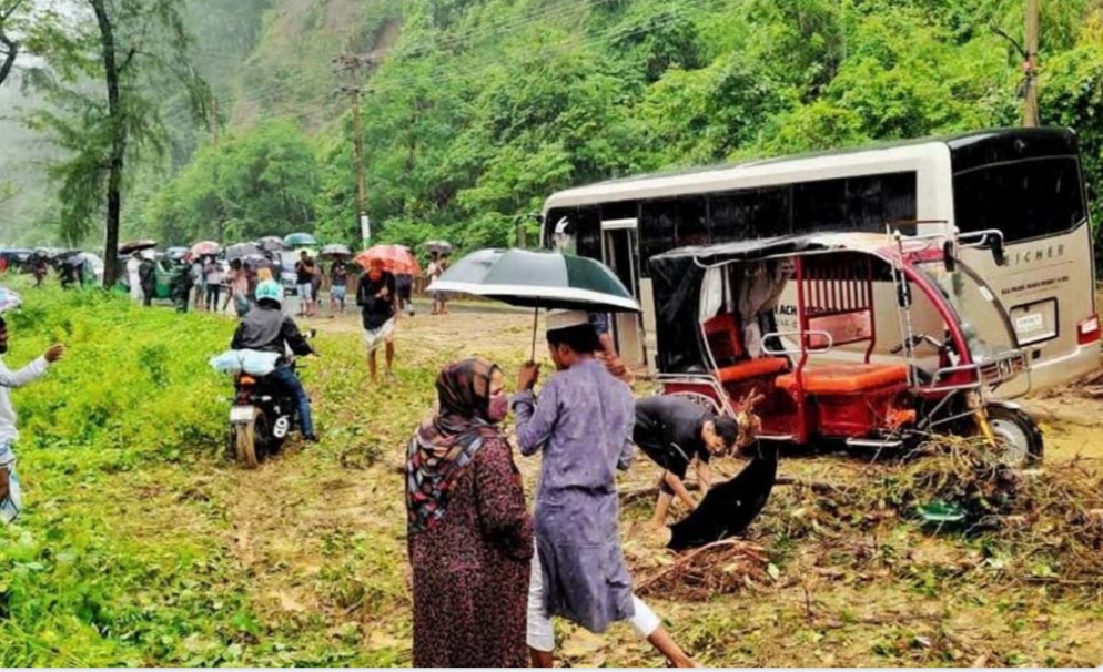 কক্সবাজারে টানা বর্ষণে পাহাড়ধস, আহত ৩ কক্সবাজারে টানা বর্ষণে পাহাড়ধস, আহত ৩