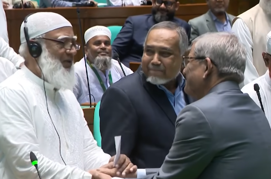 ভোট দিয়ে বিরোধী দলের এমপিদের সঙ্গে শুভেচ্ছা বিনিময় মির্জা ফখরুলের ভোট দিয়ে বিরোধী দলের এমপিদের সঙ্গে শুভেচ্ছা বিনিময় মির্জা ফখরুলের