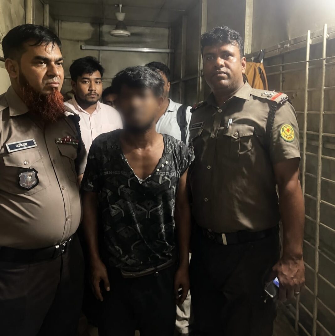 মতিঝিলে ছিনতাইকারীকে হাতেনাতে আটক করলেন দায়িত্বরত ট্রাফিক সার্জেন্ট