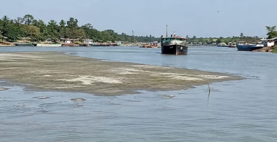 চর জেগে বন্ধ হচ্ছে লঞ্চঘাট, বাড়ছে পরিবহন ব্যয়; পরিকল্পিত ড্রেজিংয়ের দাবি চর জেগে বন্ধ হচ্ছে লঞ্চঘাট, বাড়ছে পরিবহন ব্যয়; পরিকল্পিত ড্রেজিংয়ের দাবি