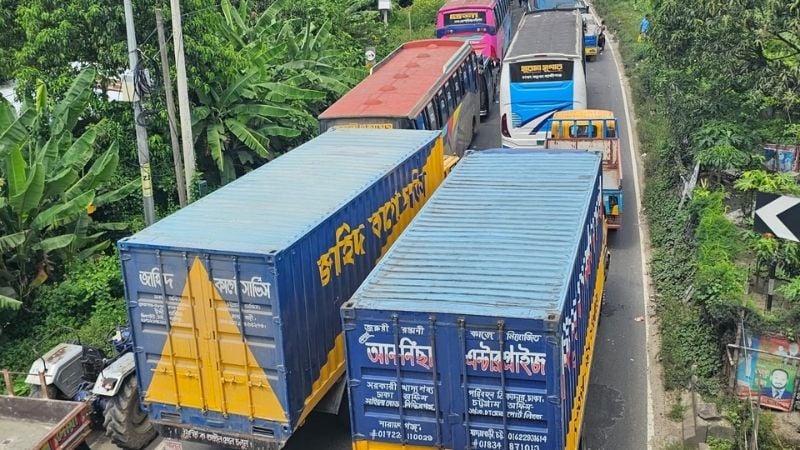 ঢাকা-চট্টগ্রাম মহাসড়কে ৫০ কিলোমিটার যানজট, অ্যাম্বুলেন্সে রোগীর মৃত্যু ঢাকা-চট্টগ্রাম মহাসড়কে ৫০ কিলোমিটার যানজট, অ্যাম্বুলেন্সে রোগীর মৃত্যু