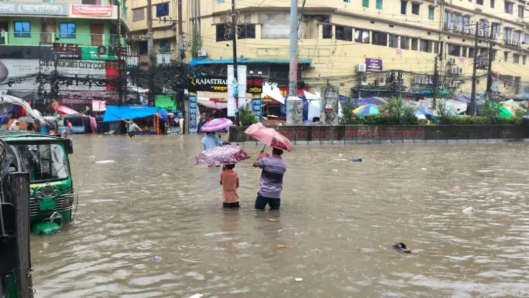 টানা বৃষ্টিতে চট্টগ্রাম নগরীতে জলাবদ্ধতা, জনভোগান্তি চরমে