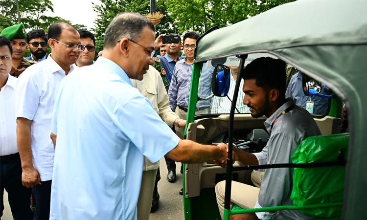 জুলাই যোদ্ধাসহ ৩ জনকে রিকশা উপহার প্রধানমন্ত্রীর জুলাই যোদ্ধাসহ ৩ জনকে রিকশা উপহার প্রধানমন্ত্রীর