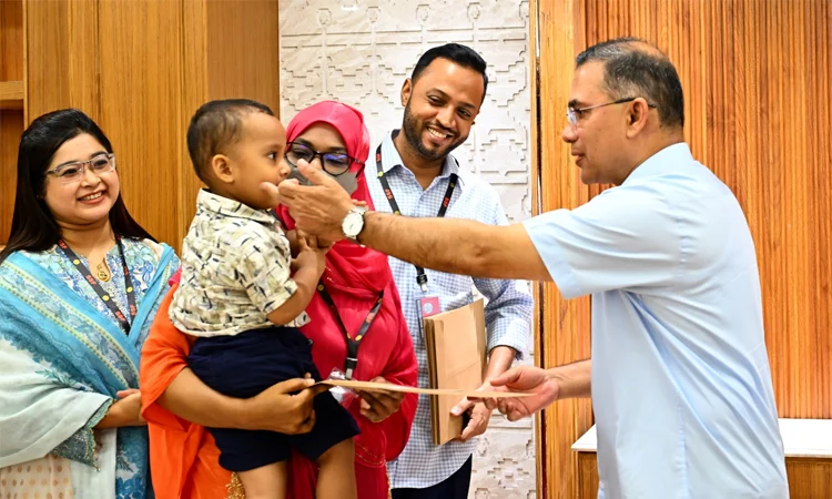 জুলাইয়ের শহীদ ও আহত ১০ ব্যক্তির পরিবারের সদস্যদের হাতে চাকরির নিয়োগপত্র তুলে দিয়েছেন প্রধানমন্ত্রী জুলাইয়ের শহীদ ও আহত ১০ ব্যক্তির পরিবারের সদস্যদের হাতে চাকরির নিয়োগপত্র তুলে দিয়েছেন প্রধানমন্ত্রী