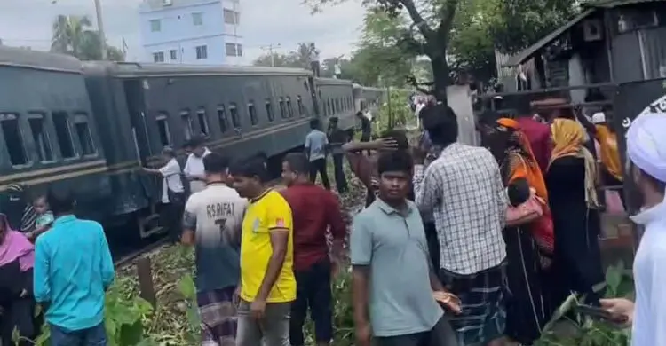 ৪ বগি লাইনচ্যুত, ঢাকা-ময়মনসিংহ রুটে ট্রেন চলাচল বন্ধ ৪ বগি লাইনচ্যুত, ঢাকা-ময়মনসিংহ রুটে ট্রেন চলাচল বন্ধ