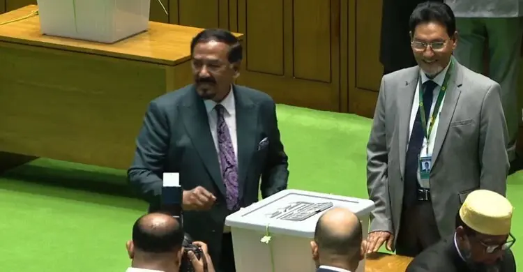 রাষ্ট্রপতি নির্বাচনে ভোট দিলেন ভারপ্রাপ্ত রাষ্ট্রপতি-প্রধানমন্ত্রী রাষ্ট্রপতি নির্বাচনে ভোট দিলেন ভারপ্রাপ্ত রাষ্ট্রপতি-প্রধানমন্ত্রী