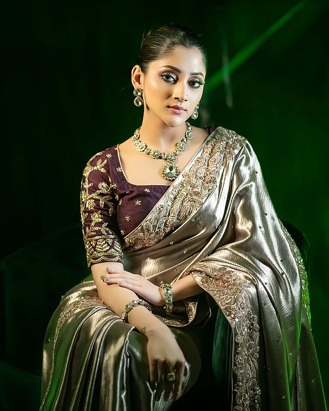 অপেক্ষায় পূজা চেরি অপেক্ষায় পূজা চেরি