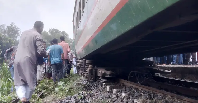 সিরাজগঞ্জে ট্রেন লাইনচ্যুত, ঢাকার সঙ্গে উত্তরাঞ্চলের রেল যোগাযোগ বন্ধ সিরাজগঞ্জে ট্রেন লাইনচ্যুত, ঢাকার সঙ্গে উত্তরাঞ্চলের রেল যোগাযোগ বন্ধ