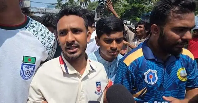 ঢাবির অধ্যাপককে ভিসি নিয়োগের প্রতিবাদে সায়েন্সল্যাবে অবরোধ