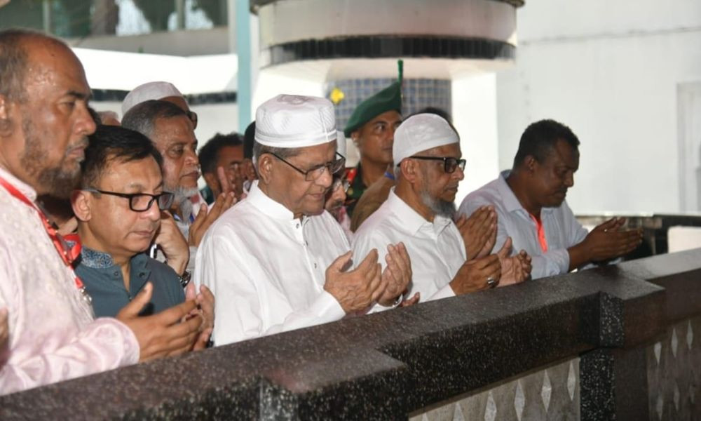 শাহজালাল (রহ.)-এর মাজার জিয়ারত করলেন রাষ্ট্রপতি শাহজালাল (রহ.)-এর মাজার জিয়ারত করলেন রাষ্ট্রপতি
