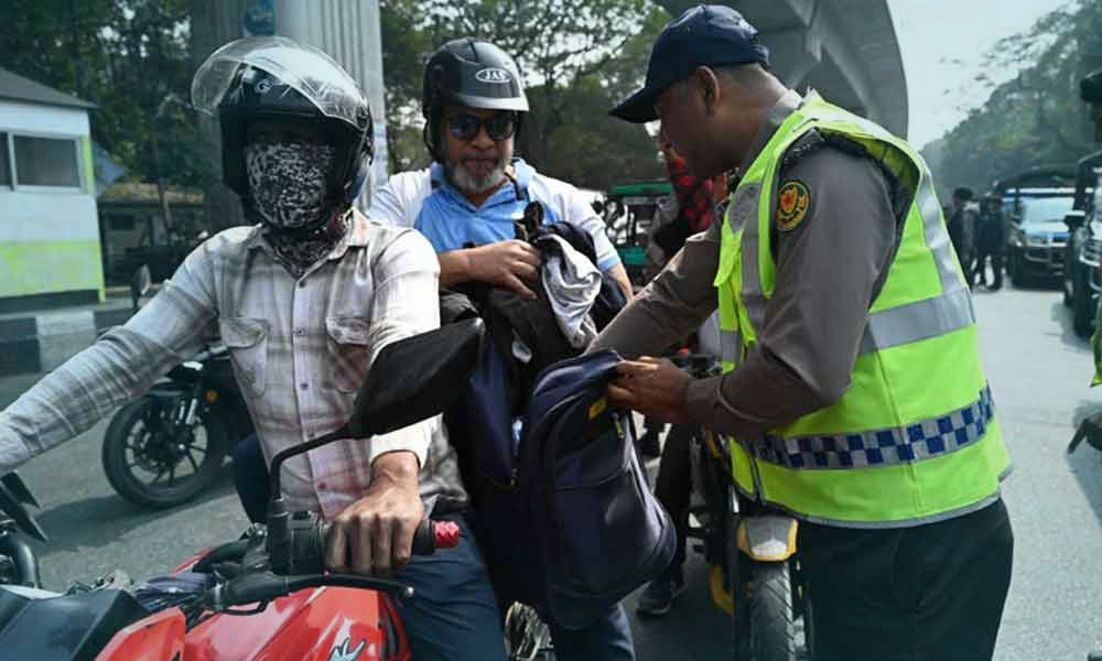 রাজধানীর দুই শতাধিক চেকপোস্টে তল্লাশি, নিরাপত্তা জোরদার রাজধানীর দুই শতাধিক চেকপোস্টে তল্লাশি, নিরাপত্তা জোরদার