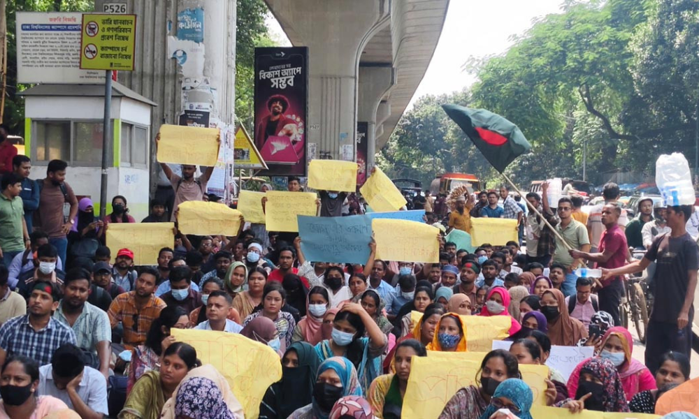 নিয়োগপত্রের দাবিতে প্রাথমিকের নিয়োগবঞ্চিতদের শাহবাগে অবস্থান