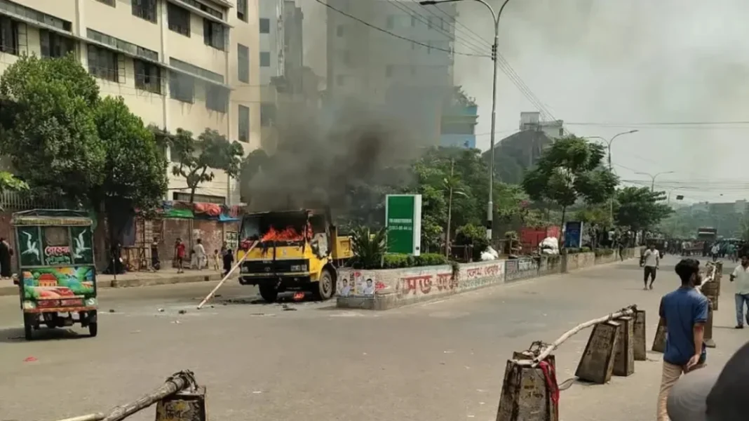 মিরপুরে হকার উচ্ছেদ ঘিরে পুলিশের গাড়ি ভাঙচুর, সিটি কর্পোরেশনের গাড়িতে আগুন মিরপুরে হকার উচ্ছেদ ঘিরে পুলিশের গাড়ি ভাঙচুর, সিটি কর্পোরেশনের গাড়িতে আগুন