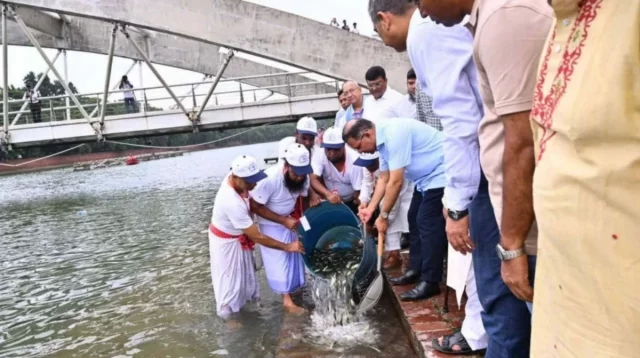 জিয়া ‍উদ্যানের লেকে মাছের পোনা অবমুক্ত করলেন তারেক রহমান