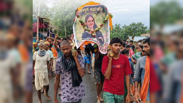 দলিত তরুণকে বিয়ে করায় ক্ষোভে মেয়ের ‘শেষকৃত্য’ করল পরিবার দলিত তরুণকে বিয়ে করায় ক্ষোভে মেয়ের ‘শেষকৃত্য’ করল পরিবার