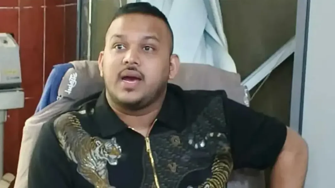 প্রিজন ভ্যান থেকে ‘পিচ্চি রাজা’র পলায়ন, ৫ পুলিশ সদস্য বরখাস্ত প্রিজন ভ্যান থেকে ‘পিচ্চি রাজা’র পলায়ন, ৫ পুলিশ সদস্য বরখাস্ত