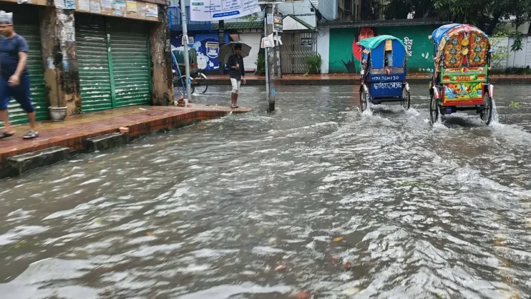 ভারী বৃষ্টিতে ডুবেছে রাজধানীর বিভিন্ন সড়ক, চরম দুর্ভোগে নগরবাসী ভারী বৃষ্টিতে ডুবেছে রাজধানীর বিভিন্ন সড়ক, চরম দুর্ভোগে নগরবাসী