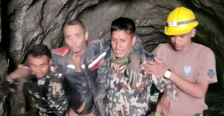 বন্যার ১০ দিন পর নেপালে সুড়ঙ্গ থেকে চীনা নাগরিক জীবিত উদ্ধার বন্যার ১০ দিন পর নেপালে সুড়ঙ্গ থেকে চীনা নাগরিক জীবিত উদ্ধার