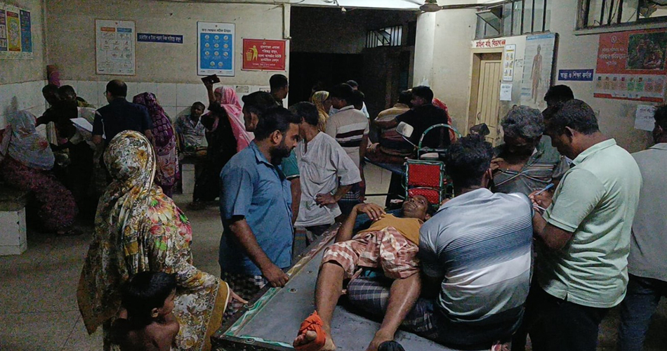 চাঁপাইনবাবগঞ্জে গরুবোঝাই ভটভটি উল্টে বাবা-ছেলেসহ নিহত ৩, আহত ৮ চাঁপাইনবাবগঞ্জে গরুবোঝাই ভটভটি উল্টে বাবা-ছেলেসহ নিহত ৩, আহত ৮