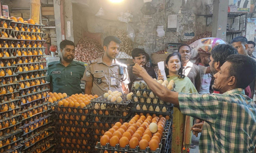 ডিমের বাজারে ডিএসসিসির হঠাৎ অভিযান