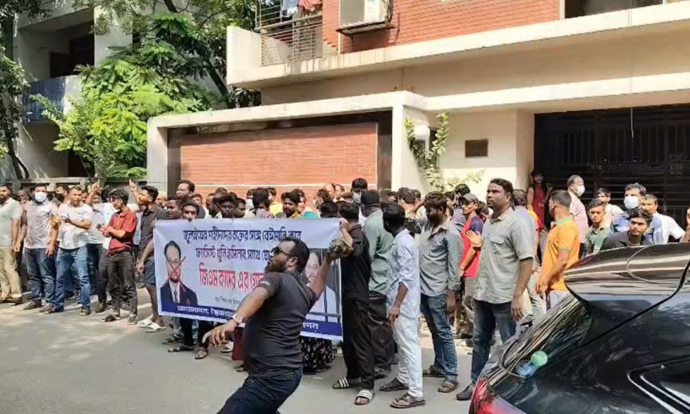 জি এম কাদেরকে গ্রেপ্তারের দাবিতে বিক্ষোভ, বাসায় হামলা