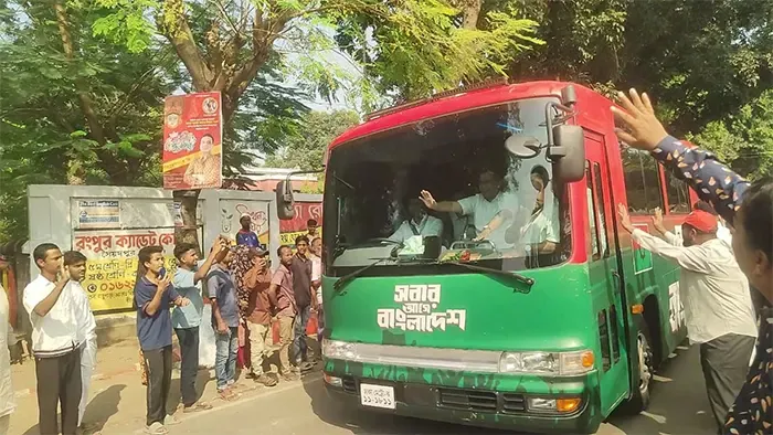 রংপুর থেকে রাজশাহীর পথে প্রধানমন্ত্রী
