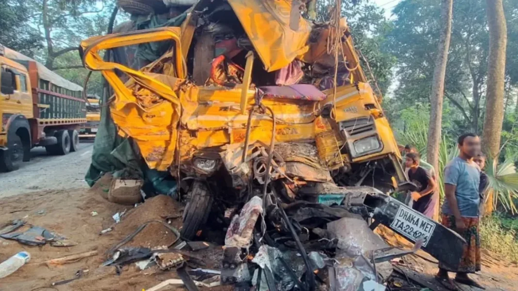 নাটোরে যাত্রীবাহী বাস ও ট্রাকের সংঘর্ষে নিহত ১৩