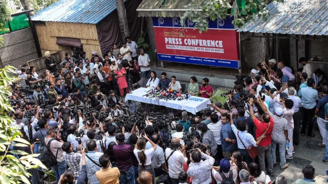 নতুন করে বিক্ষোভের দিনক্ষণ ঠিক করতে থানায় ককরোচ জনতা পার্টি