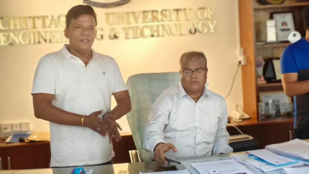 চুয়েটে প্রশাসনিক ভবনের তালা ভেঙে ঢুকলেন নতুন উপাচার্য