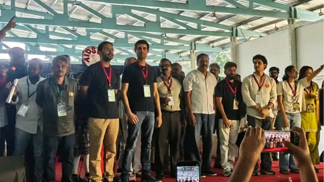 বেঙ্গালুরুতে সিজেপির বিক্ষোভে উপস্থিত ধ্রুব রাঠী-প্রকাশ রাজ