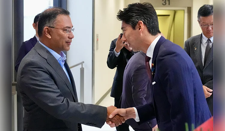 নারিতা আন্তর্জাতিক বিমানবন্দরে প্রধানমন্ত্রীকে স্বাগত জানান জাপানের পররাষ্ট্র প্রতিমন্ত্রী