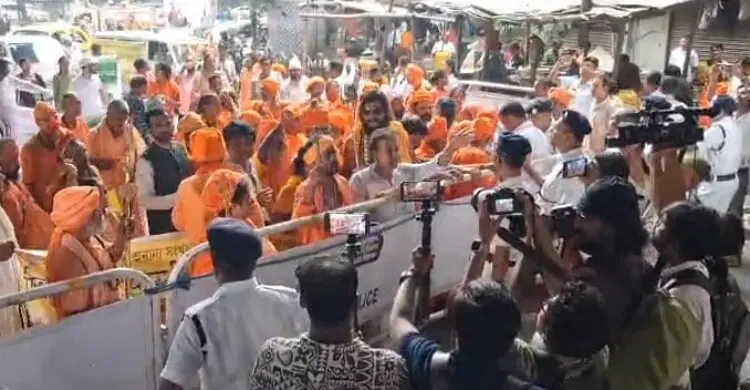 কলকাতায় বাংলাদেশ মিশন ঘেরাও, ব্যারিকেড ভাঙার চেষ্টা বিক্ষোভকারীদের