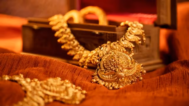ডলারের দরপতনে বিশ্ববাজারে বাড়ল স্বর্ণের দাম