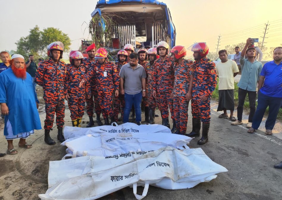 ঢাকা-মাওয়া এক্সপ্রেসওয়েতে বাস দুর্ঘটনায় নিহত ৩, আহত ১৬