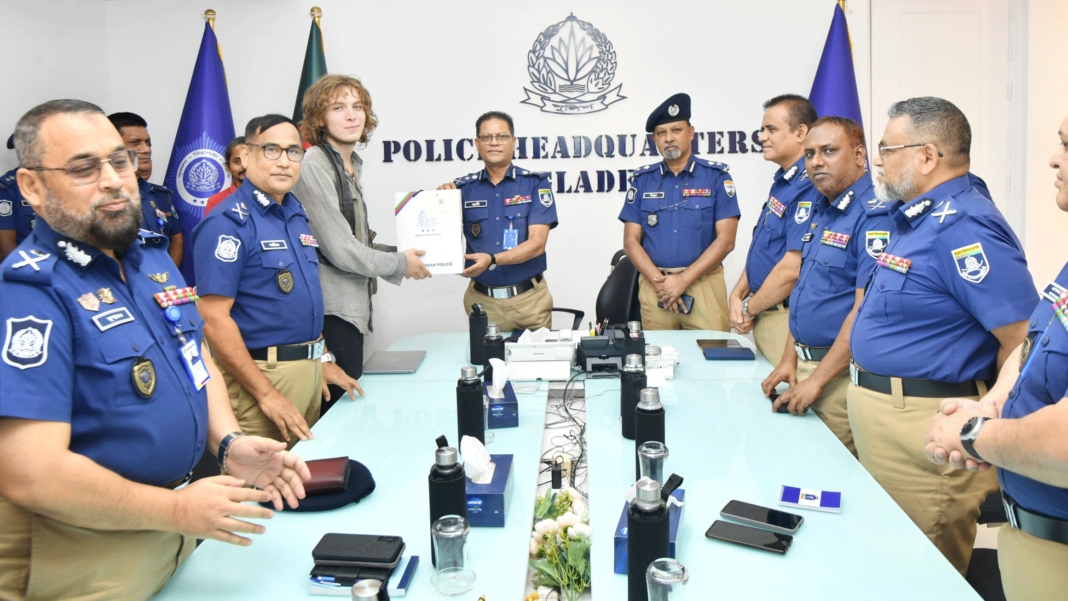 জার্মান পর্যটকের সেই ল্যাপটপ উদ্ধার, পুরস্কৃত দুই পুলিশ কর্মকর্তা