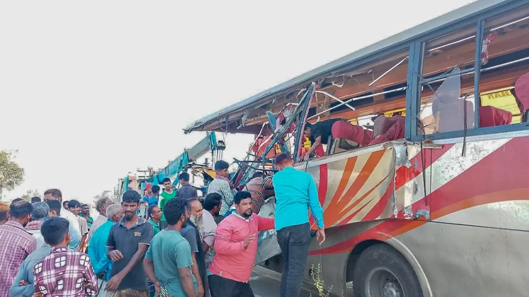 রংপুরে দাঁড়িয়ে থাকা ডাম্প ট্রাকে বাসের ধাক্কায় নিহত ৩, আহত ১৫