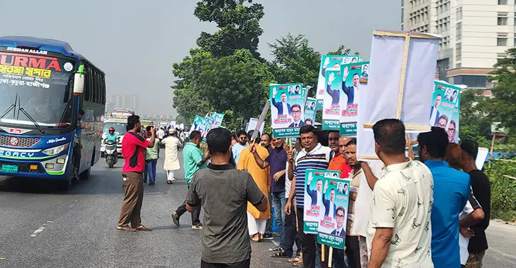 প্রধানমন্ত্রীকে এক নজর দেখতে মহাসড়কে নেতাকর্মীরা