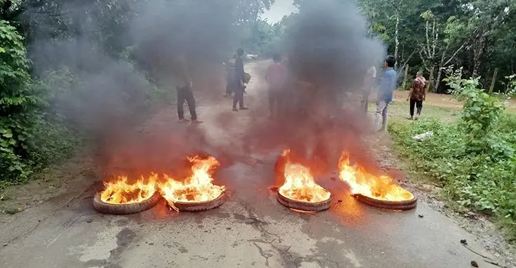 সাজেক সড়কে অনির্দিষ্টকালের অবরোধ, বিপাকে পর্যটকরা