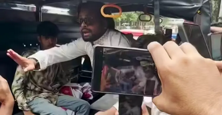 রবীন্দ্রনাথ ঠাকুরের গ্রাফিতিতে কালি, আটক ৪