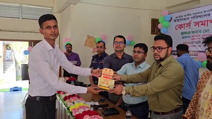 গ্রাম পুলিশদের মাসব্যাপী বুনিয়াদি প্রশিক্ষণের সনদ বিতরণ